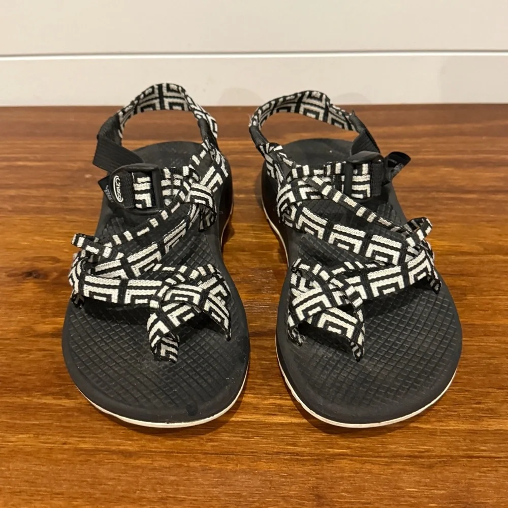 Chaco Sandals Size 6 Black White Pattern Adjustable Outdoor Hiking - Picture 8 of 11